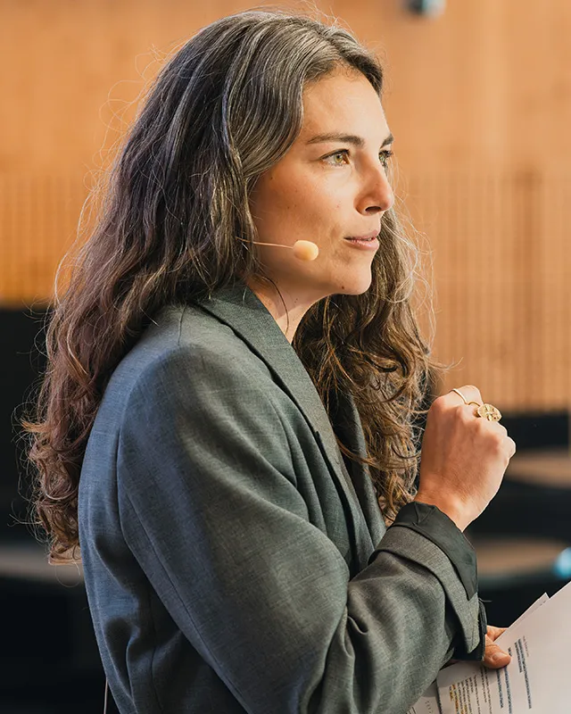 Lena Tünkers spricht in einem Workshop